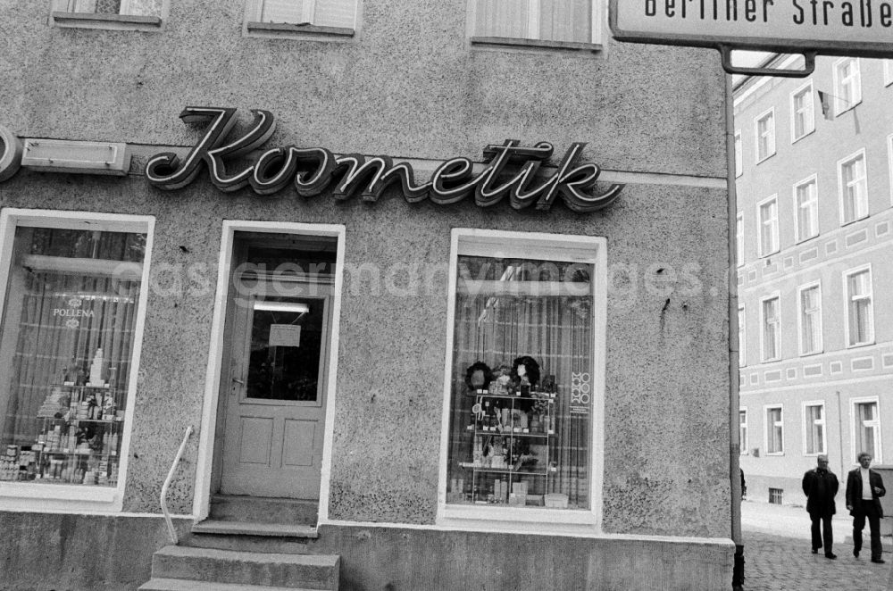 GDR image archive: Berlin - House front and Shopwindow for cosmetics store in the borough Berlin-Pankow or Prenzlauer Berg