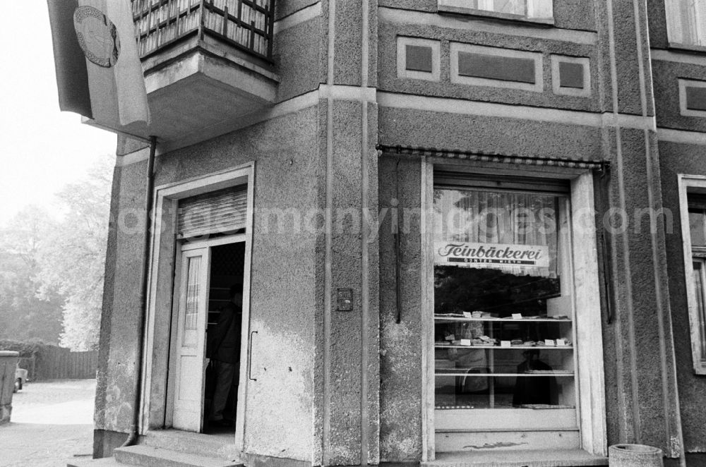 GDR photo archive: Berlin - House front and Shopwindow for confectionery store in the borough Berlin-Pankow or Prenzlauer Berg