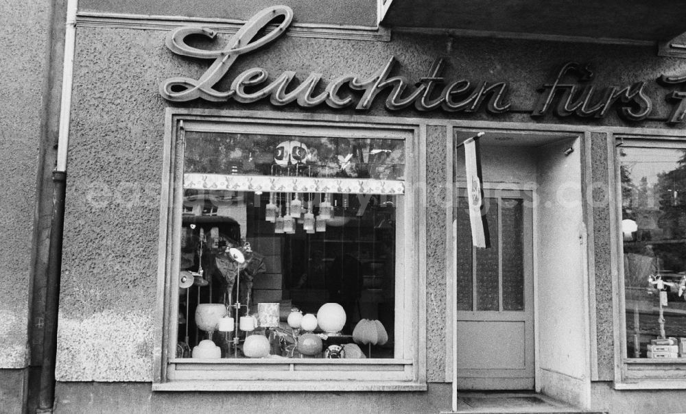 GDR photo archive: Berlin - House front and Shopwindow for radiance store in the borough Berlin-Pankow or Prenzlauer Berg