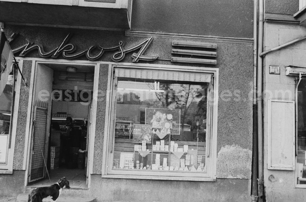 GDR image archive: Berlin - House front and Shopwindow for delicacies store in the borough Berlin-Pankow or Prenzlauer Berg