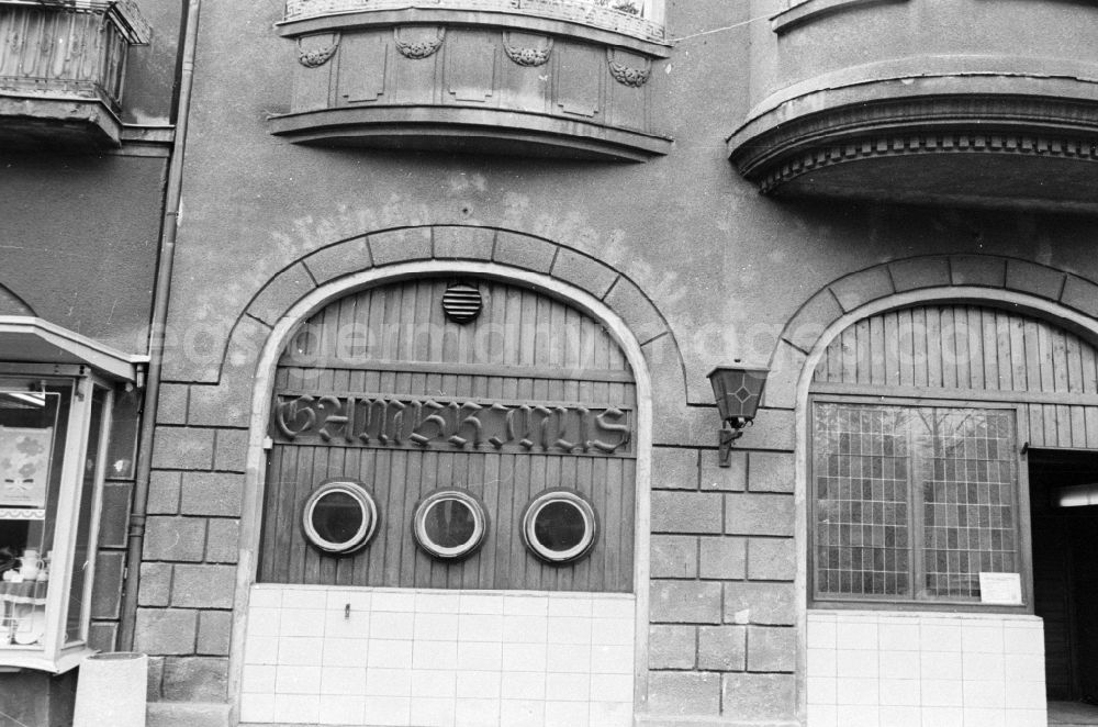 GDR photo archive: Berlin - House front and Shopwindow for retail store in the borough Berlin-Pankow or Prenzlauer Berg