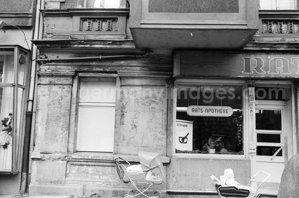GDR picture archive: Berlin - House front and Shopwindow for retail store in the borough Berlin-Pankow or Prenzlauer Berg