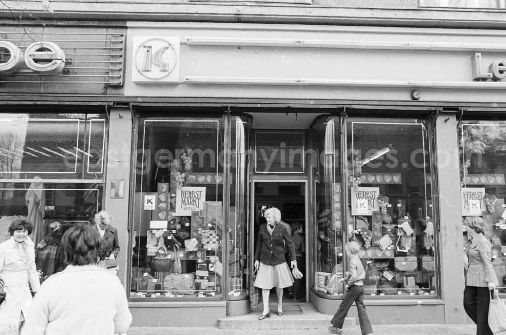 GDR photo archive: Berlin - House front and Shopwindow for retail store in the borough Berlin-Pankow or Prenzlauer Berg
