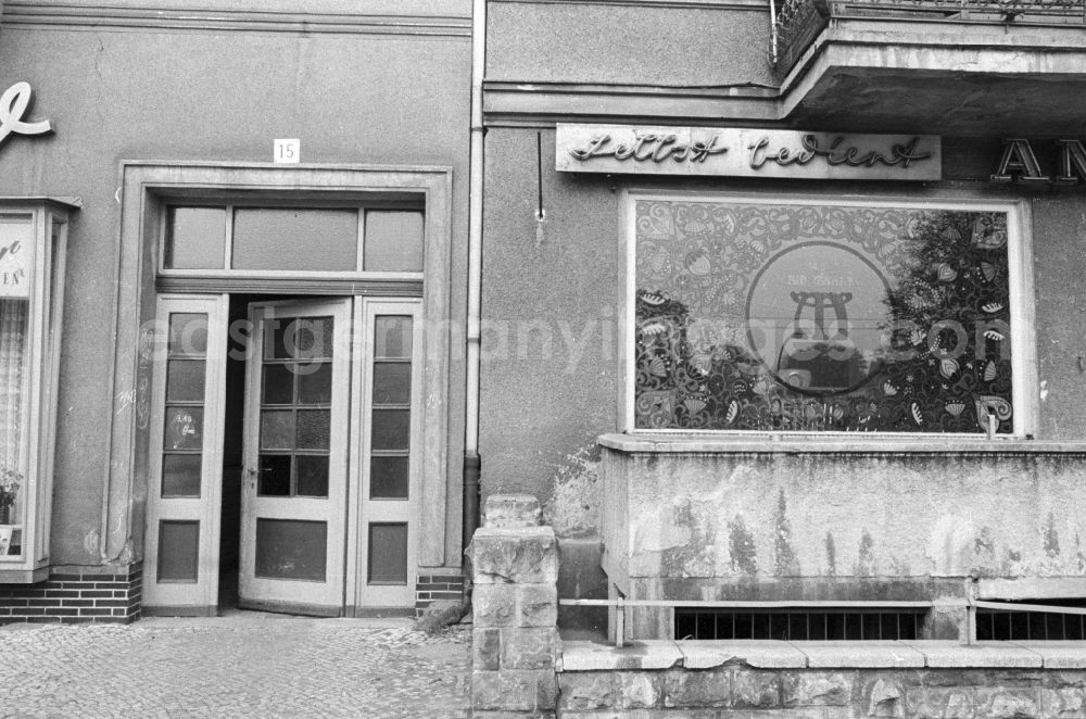 GDR image archive: Berlin - House front and Shopwindow for retail store in the borough Berlin-Pankow or Prenzlauer Berg