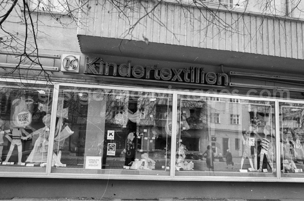 GDR picture archive: Berlin - House front and Shopwindow for retail store in the borough Berlin-Pankow or Prenzlauer Berg