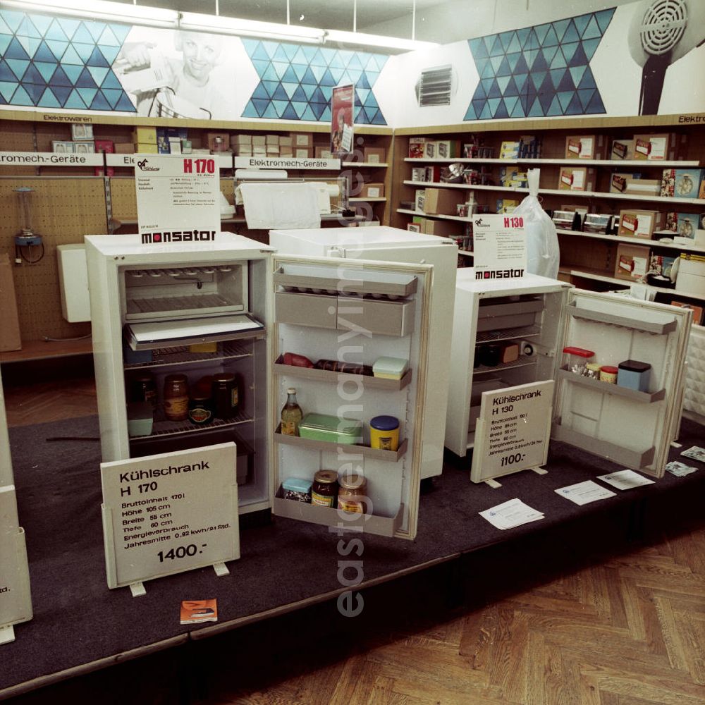 GDR image archive: Potsdam - Haushaltsgeräte-Abteilung im Centrum-Warenhaus. Im Vordergrund Kühlschränke der Marke Monsator.