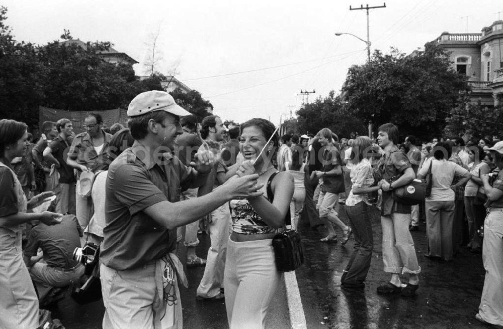 GDR photo archive: Havanna - Eröffnung der XI Weltfestspiele der Jugend und Studenten. Delegierte der FDJ nehmen Tanzunterricht in den Straßen Havannas. Das Festival stand unter dem Motto: Für antiimperialistische Solidarität, Frieden und Freundschaft. 18.500 Jugendliche aus 145 Ländern nahmen teil, darunter 20