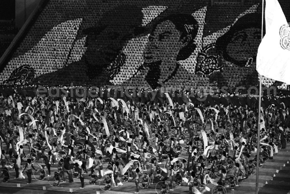 GDR image archive: Havanna - Die XI. Weltfestspiele der Jugend und Studenten vom 28.07. - 05.08.1978. Eröffnungszeremonie mit lebender Bilderwand. Das Festival stand unter dem Motto: Für antiimperialistische Solidarität, Frieden und Freundschaft. 18.500 Jugendliche aus 145 Ländern nahmen teil, darunter 20