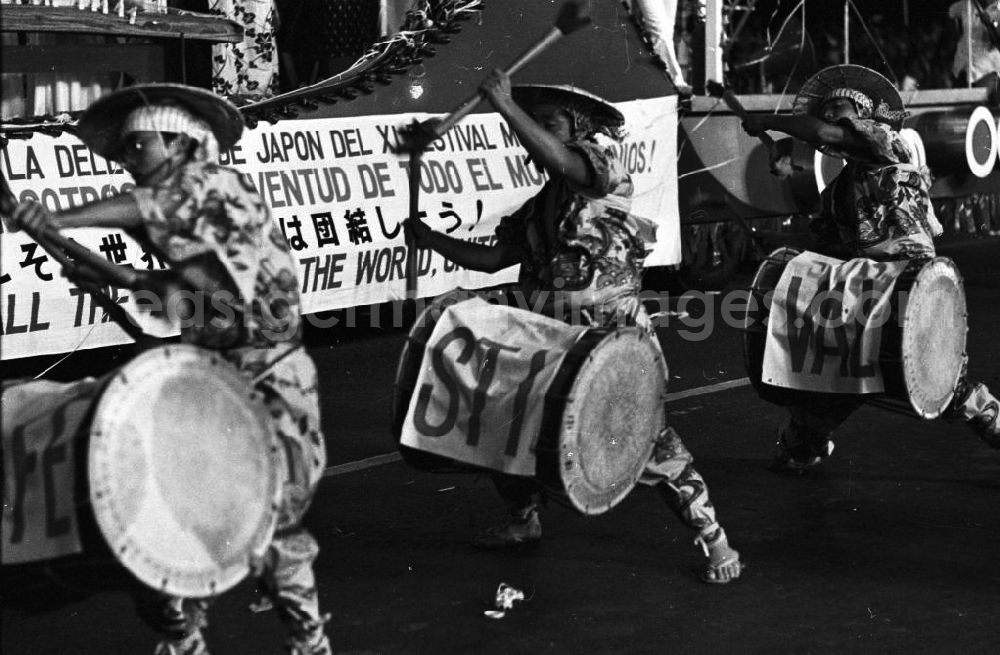 GDR photo archive: Havanna - Internationaler Karneval während der XI. Weltfestspiele vom 28.07. - 05.08.1978. Trommler der Delegation aus Japan. Das Festival stand unter dem Motto: Für antiimperialistische Solidarität, Frieden und Freundschaft. 18.500 Jugendliche aus 145 Ländern nahmen teil, darunter 20