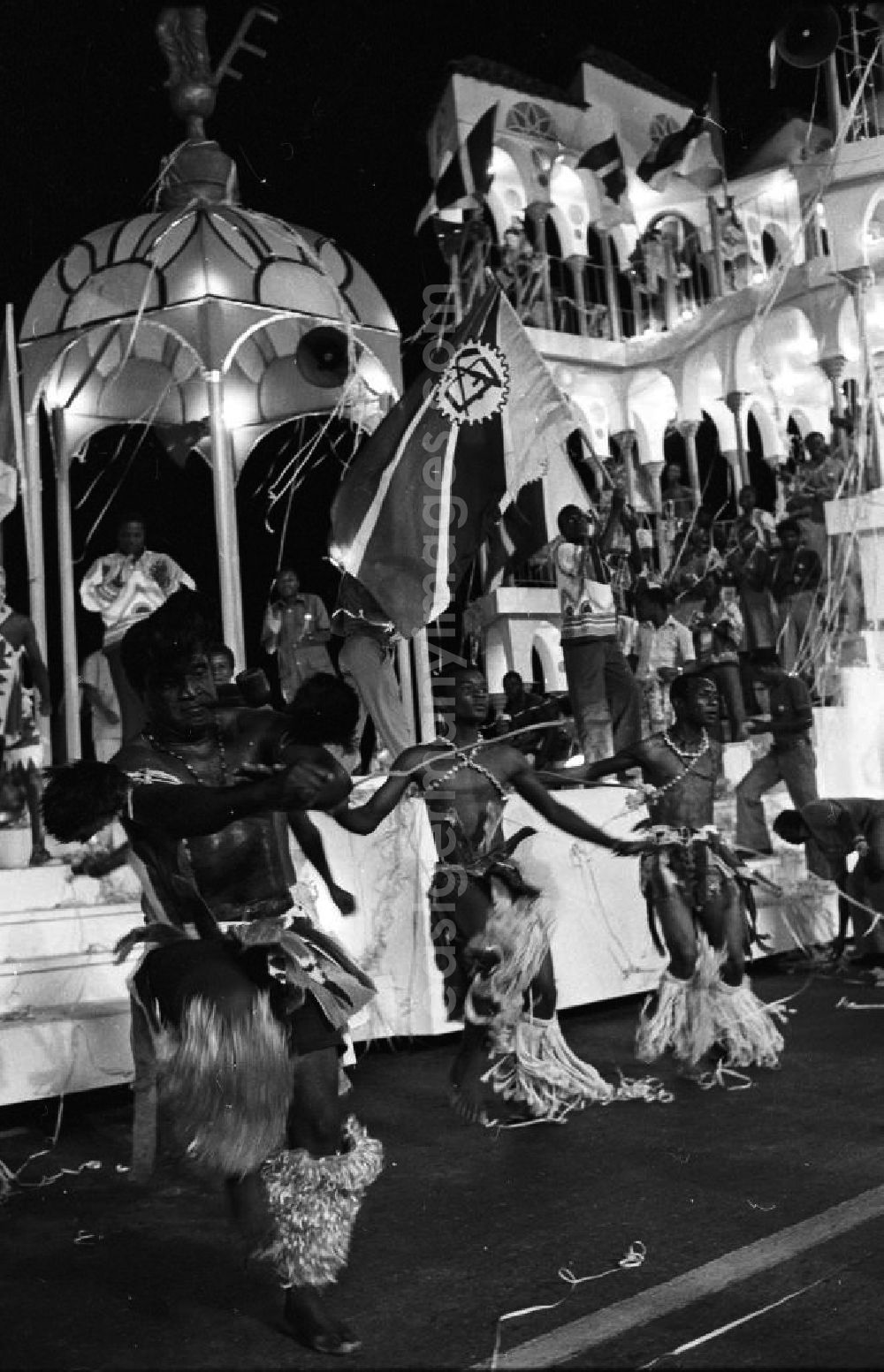 GDR picture archive: Havanna - Internationaler Karneval während der XI. Weltfestspiele vom 28.07. - 05.08.1978. Das fantasievolle Bühnenbild der Delegation aus Mosambik / Afrika. Das Festival stand unter dem Motto: Für antiimperialistische Solidarität, Frieden und Freundschaft. 18.500 Jugendliche aus 145 Ländern nahmen teil, darunter 20