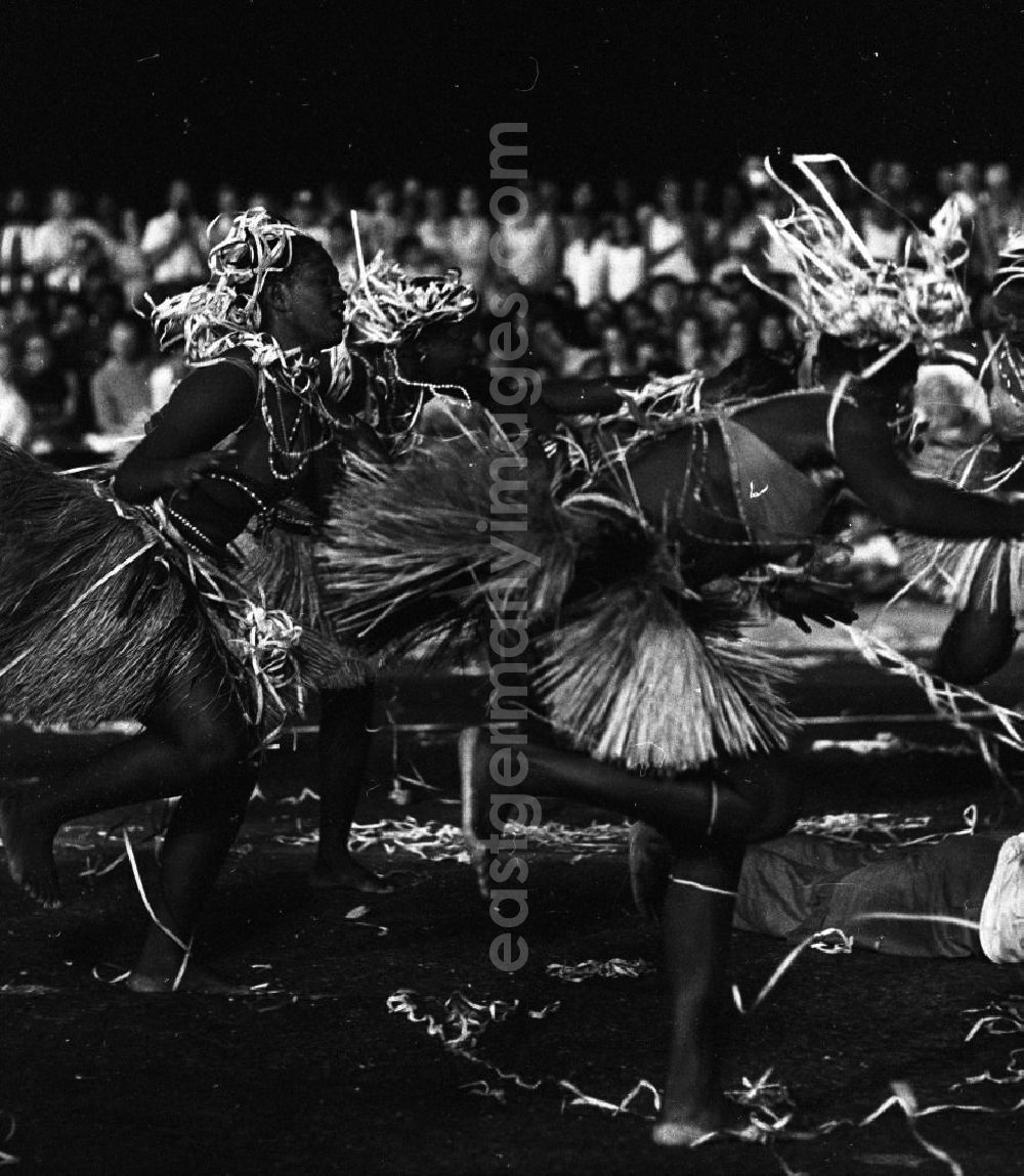 GDR picture archive: Havanna - Internationaler Karneval während der XI. Weltfestspiele vom 28.07. - 05.08.1978. Die Tanzformation der Delegation aus Mosambik / Afrika. Das Festival stand unter dem Motto: Für antiimperialistische Solidarität, Frieden und Freundschaft. 18.500 Jugendliche aus 145 Ländern nahmen teil, darunter 20