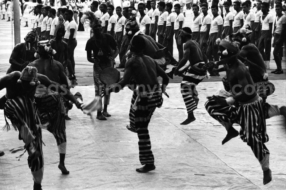 Havanna: Die XI. Weltfestspiele der Jugend und Studenten vom 28.07. - 05.08.1978. Tänzer einer afrikanischen Delegation im Baseball Stadion von Havanna. Das Festtival stand unter dem Motto: Für antiimperialistische Solidarität, Frieden und Freundschaft. 18.500 Jugendliche aus 145 Ländern nahmen teil, darunter 20