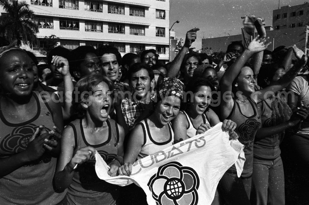 Havanna: XI. Weltfestspiele der Jugend und Studenten vom 28.07. - 05.08.1978. Symbolische Ankunft der Granma im Hafen von Havanna. Mit der Motoryacht Granma setzten Fidel Castro und 82 weitere Revolutionäre am 25.11.1956 von Mexico nach Cuba über, um den Diktator Batista zu stürzen. Mit an Bord waren u.a. Che Guevara und Fidel´s Bruder Raul Castro. Die Weltfestspiele standen unter dem Motto: Für antiimperialistische Solidarität, Frieden und Freundschaft. 18.500 Jugendliche aus 145 Ländern nahmen teil, darunter 20