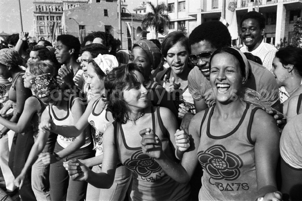 GDR picture archive: Havanna - XI. Weltfestspiele der Jugend und Studenten vom 28.07. - 05.08.1978. Symbolische Ankunft der Granma im Hafen von Havanna. Mit der Motoryacht Granma setzten Fidel Castro und 82 weitere Revolutionäre am 25.11.1956 von Mexico nach Cuba über, um den Diktator Batista zu stürzen. Mit an Bord waren u.a. Che Guevara und Fidel´s Bruder Raul Castro. Die Weltfestspiele standen unter dem Motto: Für antiimperialistische Solidarität, Frieden und Freundschaft. 18.500 Jugendliche aus 145 Ländern nahmen teil, darunter 20