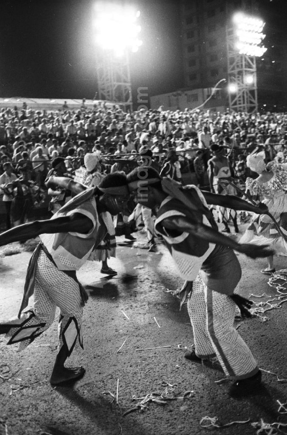 GDR photo archive: Havanna - Karneval während der XI. Weltfestspiele der Jugend und Studenten vom 28.07. - 05.08.1978. Im Fokus zwei Tänzer, die einander umkreisen. Im Hintergrund: vollbesetzte Zuschauertribünen. Karneval hat auf Kuba eine lange Tradition, besonders in Santiago de Cuba. Er verschmilzt karibische, brasilianische und afrikanische Einflüsse. Die Weltfestspiele standen unter dem Motto: Für antiimperialistische Solidarität, Frieden und Freundschaft. 18.500 Jugendliche aus 145 Ländern nahmen teil, darunter 20