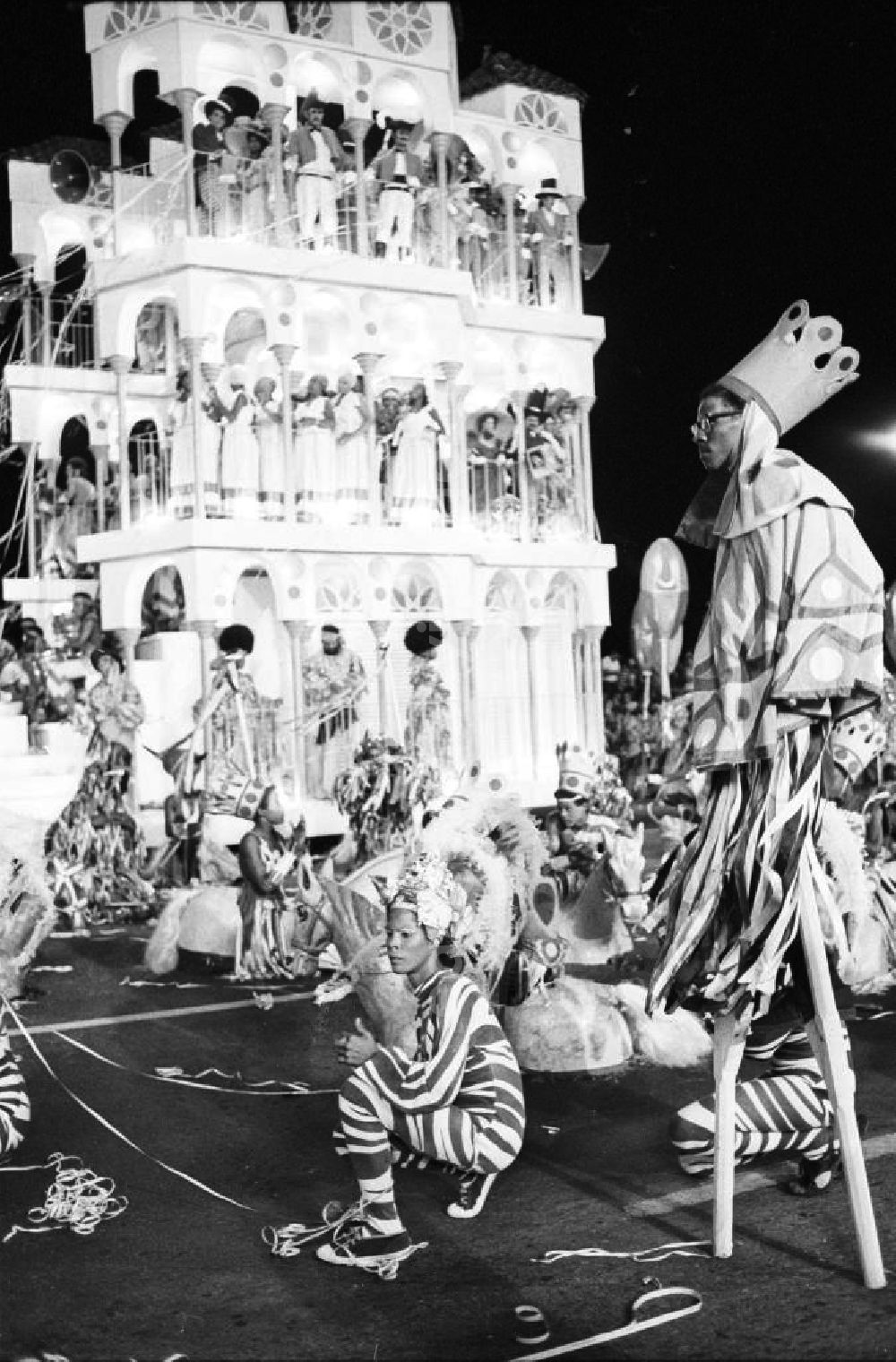 Havanna: er Jugend und Studenten vom 28.07. - 05.08.1978. Sambagruppe in fantasivollen Kostümen, Stelzenläufer und Festkulissen. Karneval hat auf Kuba eine lange Tradition, besonders in Santiago de Cuba. Er verschmilzt karibische, brasilianische und afrikanische Einflüsse. Die Weltfestspiele standen unter dem Motto: Für antiimperialistische Solidarität, Frieden und Freundschaft. 18.500 Jugendliche aus 145 Ländern nahmen teil, darunter 20