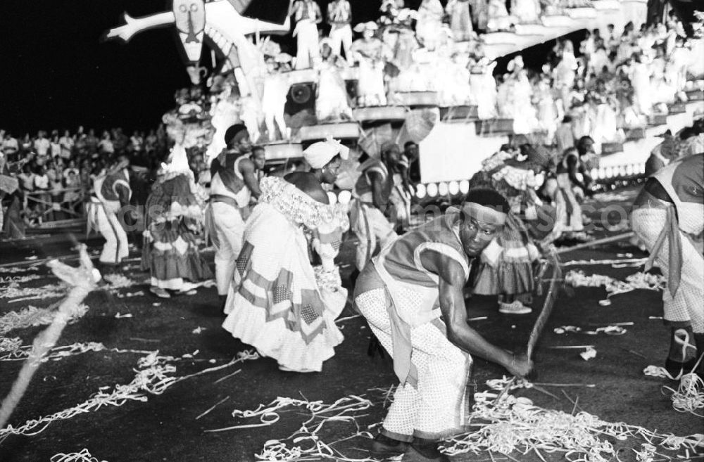 Havanna: Karneval während der XI. Weltfestspiele der Jugend und Studenten vom 28.07. - 05.08.1978. Tänzer in Korsarenkostümen. Im Hintergrund: Festkulissen und Zuschauertribünen. Karneval hat auf Kuba eine lange Tradition, besonders in Santiago de Cuba. Er verschmilzt karibische, brasilianische und afrikanische Einflüsse. Die Weltfestspiele standen unter dem Motto: Für antiimperialistische Solidarität, Frieden und Freundschaft. 18.500 Jugendliche aus 145 Ländern nahmen teil, darunter 20