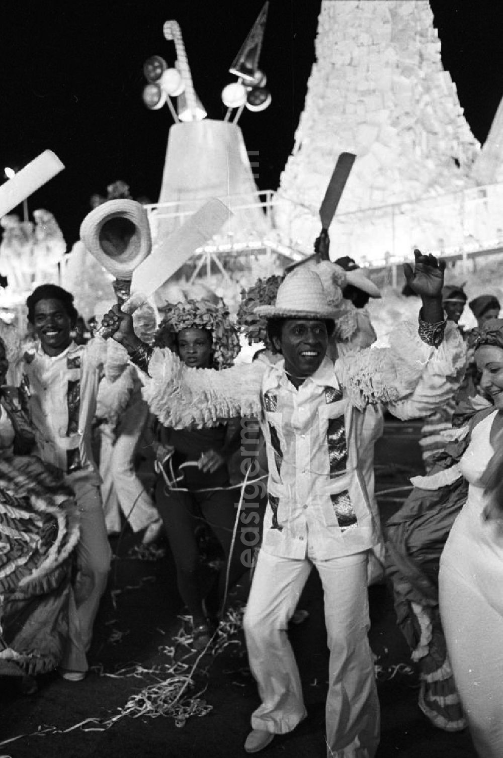 Havanna: Karneval während der XI. Weltfestspiele der Jugend und Studenten vom 28.07. - 05.08.1978. Tänzer in Kostümen. Karneval hat auf Kuba eine lange Tradition, besonders in Santiago de Cuba. Er verschmilzt karibische, brasilianische und afrikanische Einflüsse. Die Weltfestspiele standen unter dem Motto: Für antiimperialistische Solidarität, Frieden und Freundschaft. 18.500 Jugendliche aus 145 Ländern nahmen teil, darunter 20