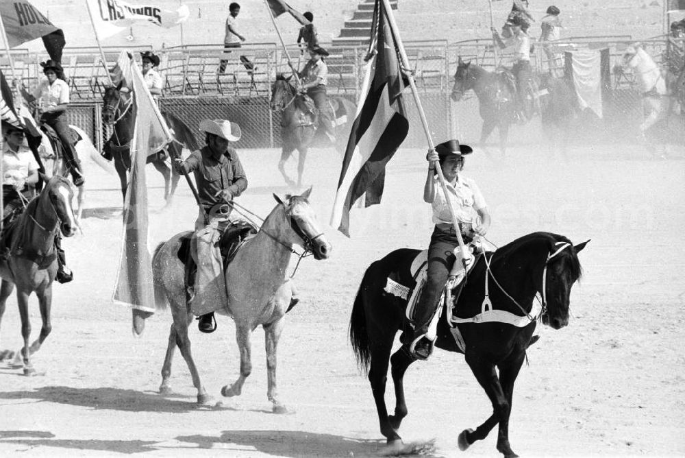 Havanna: Die XI.Weltfestspiele der Jugend und Studenten vom 28.07. - 05.08.1978. Reiterparade bei einem Rodeo, Reiter halten Fahnen in der Hand. Die Weltfestspiele standen unter dem Motto: Für antiimperialistische Solidarität, Frieden und Freundschaft. 18.500 Jugendliche aus 145 Ländern nahmen teil, darunter 20