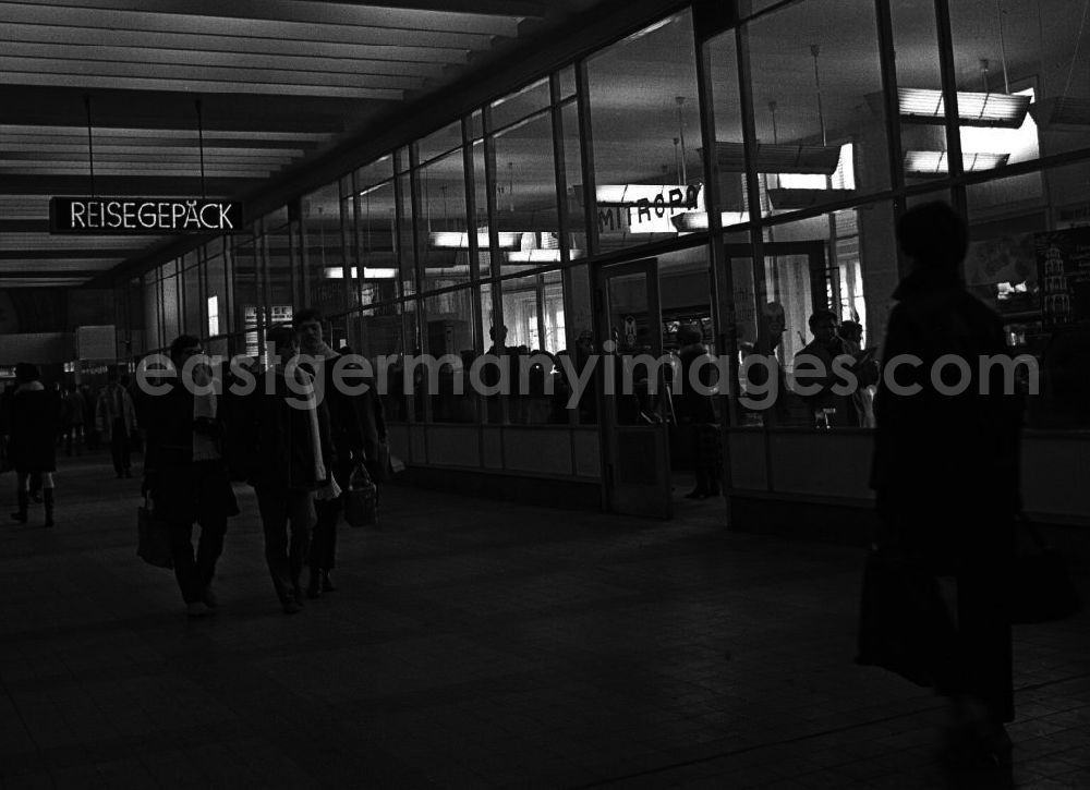 GDR image archive: Leipzig - Menschen in den Quergängen des Leipziger Haupbahnhof.