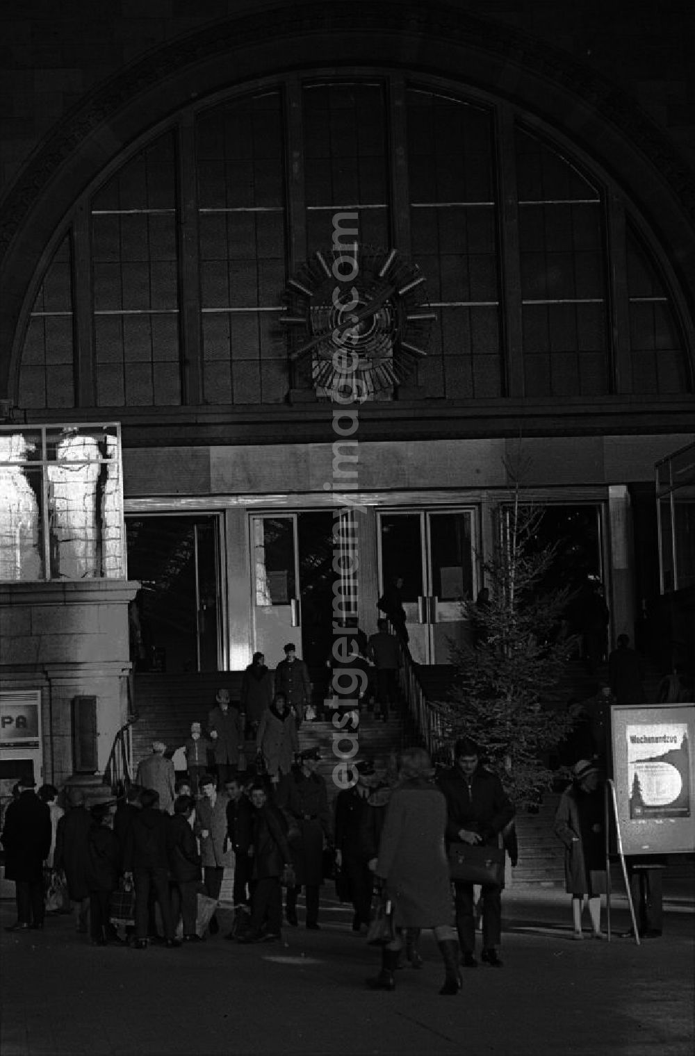 GDR photo archive: Leipzig - Menschen in der Eingangshalle des Leipziger Hauptbahnhofes.