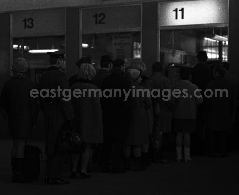 GDR picture archive: Leipzig - Menschen am Fahrkartenschalter des Leipziger Hauptbahnhofes.
