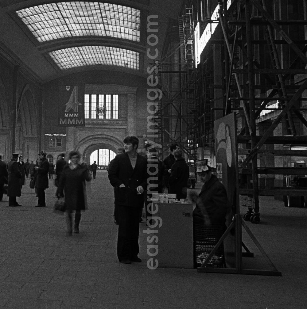 GDR photo archive: Leipzig - westliche Querhalle des Bahnhofes mit Messewerbung (FDJ).