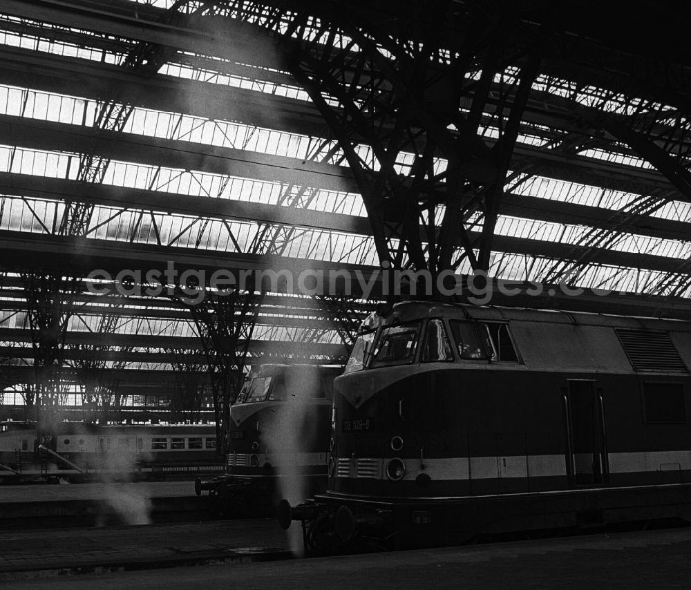 GDR photo archive: Leipzig - Mittlere Bahnsteige mit V 18