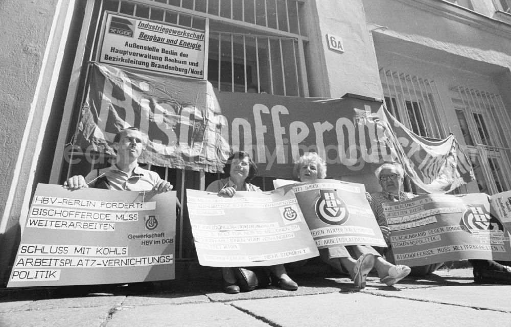 GDR image archive: Berlin - HBV union members occupy the Berlin IG mining headquarters and demonstrate for the preservation of the Bischofferode potash mine