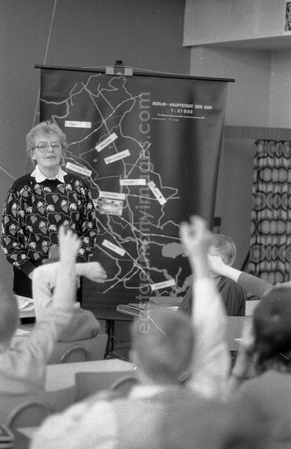 GDR photo archive: Berlin - Supervision of students in the context of music lessons der 31. Oberschule Hilde Coppi in Berlin, the former capital of the GDR, German Democratic Republic