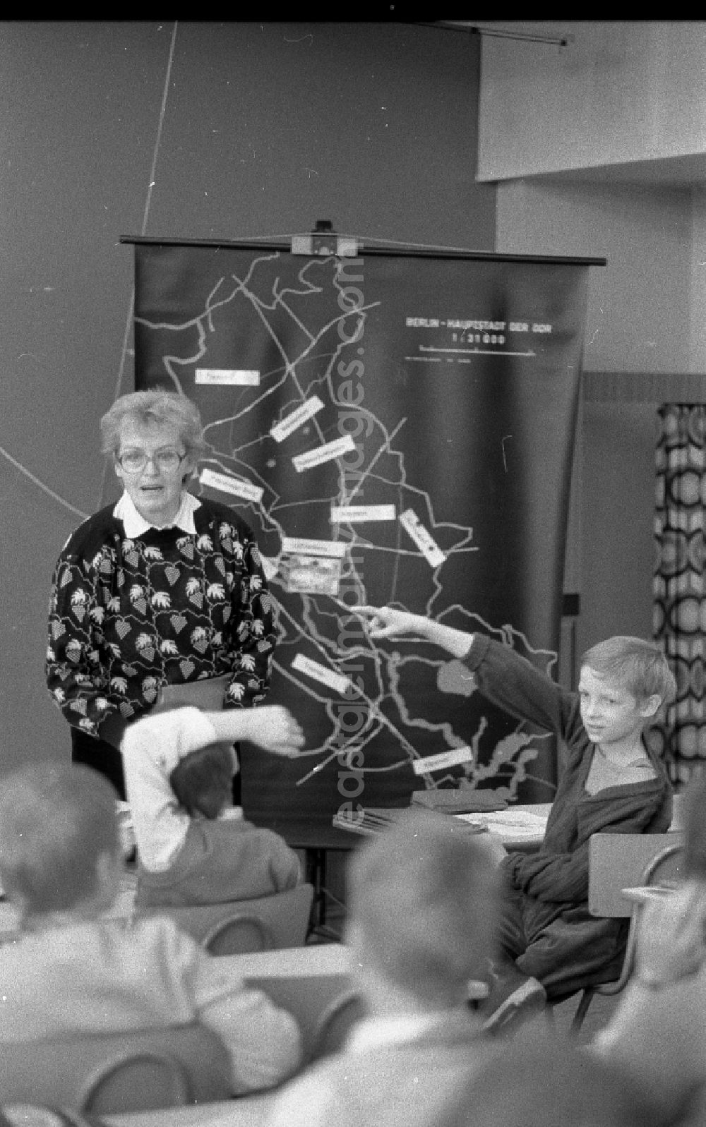 GDR picture archive: Berlin - Supervision of students in the context of music lessons der 31. Oberschule Hilde Coppi in the district Lichtenberg in Berlin, the former capital of the GDR, German Democratic Republic