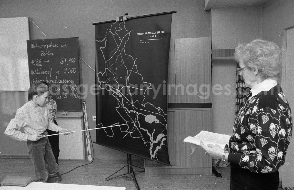GDR photo archive: Berlin - Supervision of students in the context of music lessons der 31. Oberschule Hilde Coppi in Berlin, the former capital of the GDR, German Democratic Republic