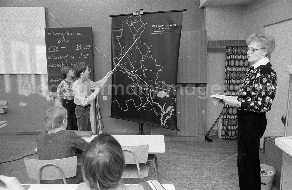 GDR image archive: Berlin - Supervision of students in the context of music lessons der 31. Oberschule Hilde Coppi in the district Lichtenberg in Berlin, the former capital of the GDR, German Democratic Republic