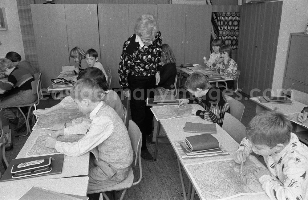 GDR picture archive: Berlin - Supervision of students in the context of music lessons der 31. Oberschule Hilde Coppi in Berlin, the former capital of the GDR, German Democratic Republic