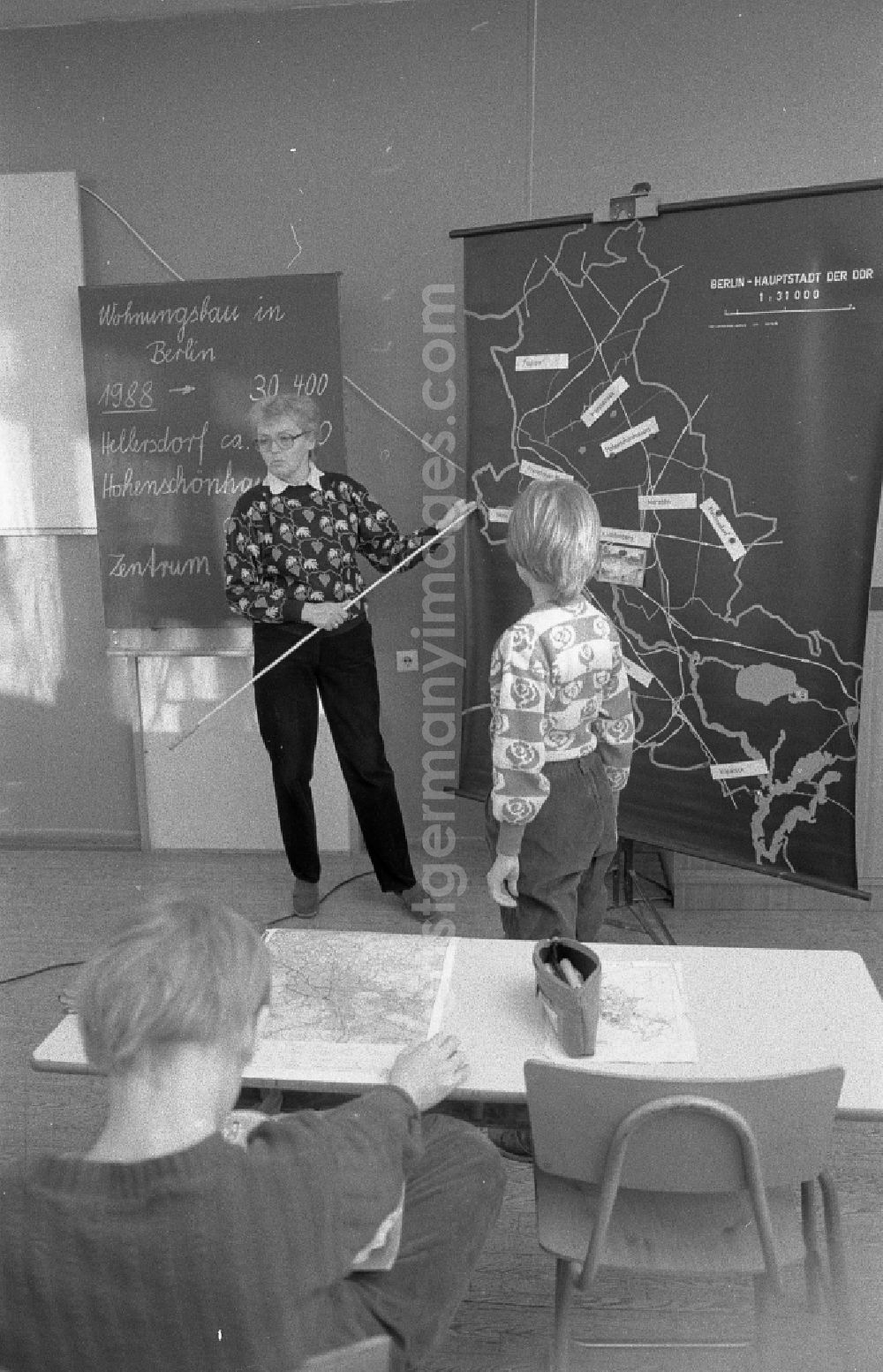 GDR picture archive: Berlin - Supervision of students in the context of music lessons der 31. Oberschule Hilde Coppi in the district Lichtenberg in Berlin, the former capital of the GDR, German Democratic Republic