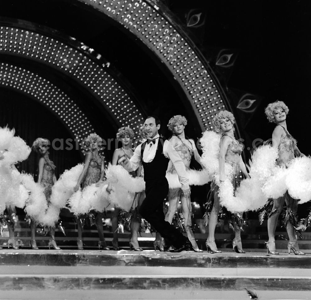 GDR photo archive: Berlin - The actor Heinz Rennhack and TV ballet the GDR in an appearance on the Saturday evening show Ein Kessel Buntes at the Friedrichstadtpalast in Berlin, the former capital of the GDR, the German Democratic Republic