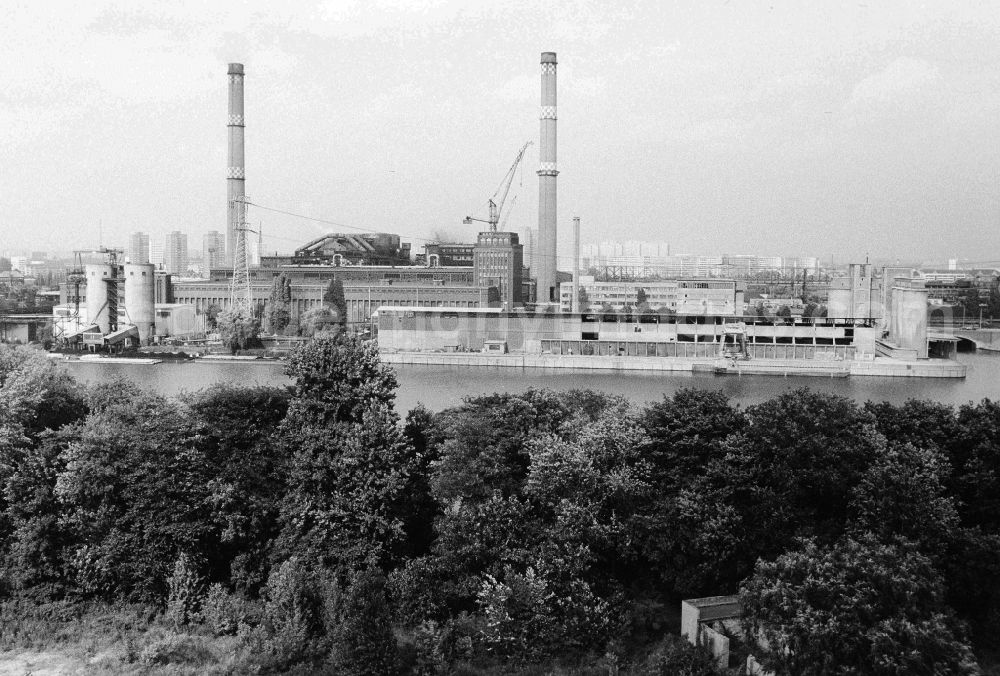 GDR image archive: Berlin - The brown coal heating power work Blade mountain in Berlin, the former capital of the GDR, German democratic republic. The power station is an important supplier of district heating for the east part of the town
