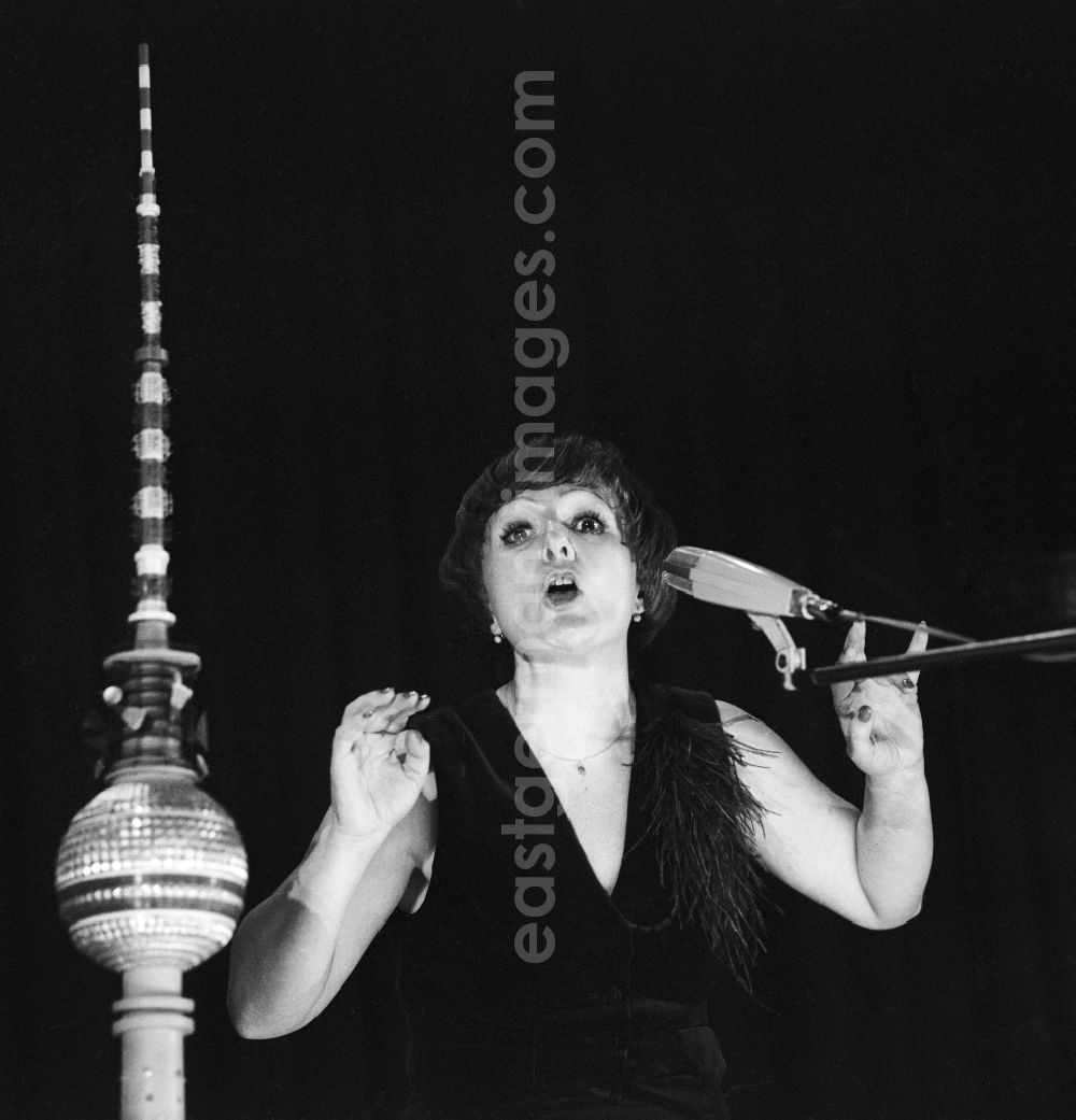 GDR picture archive: Leipzig - Helga Hahnemann (1937 - 1991) entertainer, comedienne, singer and actress in the show for the entertainment Art in Leipzig in Saxony in the area of the former GDR, German Democratic Republic