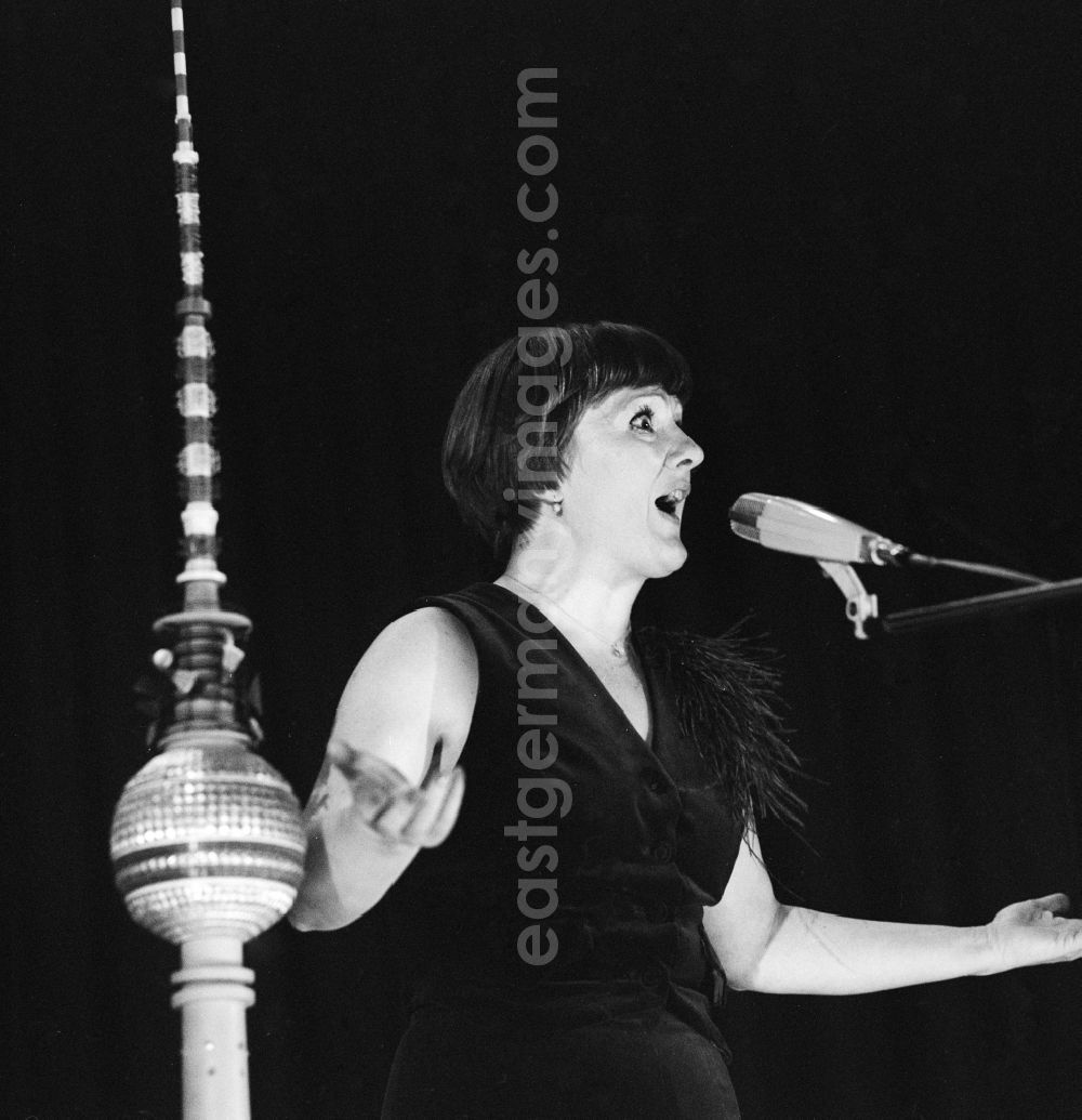GDR image archive: Leipzig - Helga Hahnemann (1937 - 1991) entertainer, comedienne, singer and actress in the show for the entertainment Art in Leipzig in Saxony in the area of the former GDR, German Democratic Republic