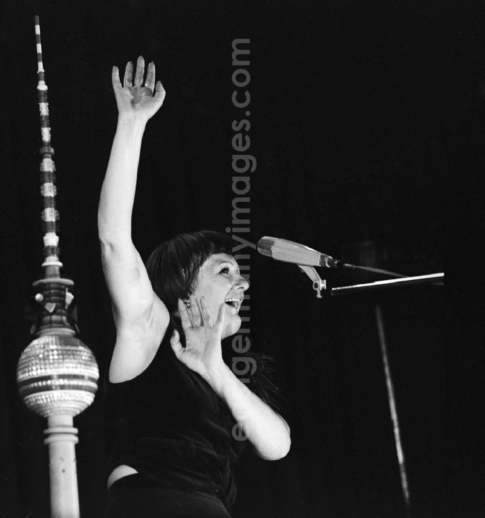 GDR photo archive: Leipzig - Helga Hahnemann (1937 - 1991) entertainer, comedienne, singer and actress in the show for the entertainment Art in Leipzig in Saxony in the area of the former GDR, German Democratic Republic