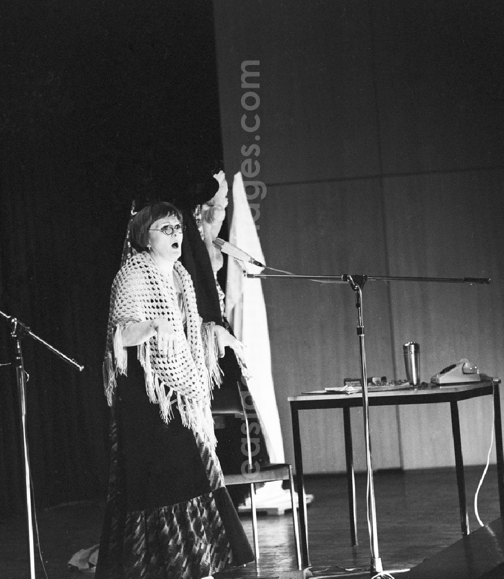 GDR picture archive: Leipzig - Helga Hahnemann (1937 - 1991) entertainer, comedienne, singer and actress in the show for the entertainment Art in Leipzig in Saxony in the area of the former GDR, German Democratic Republic