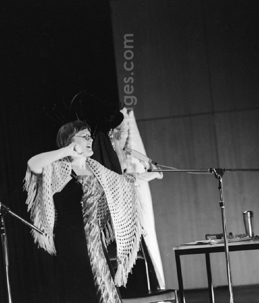 GDR image archive: Leipzig - Helga Hahnemann (1937 - 1991) entertainer, comedienne, singer and actress in the show for the entertainment Art in Leipzig in Saxony in the area of the former GDR, German Democratic Republic