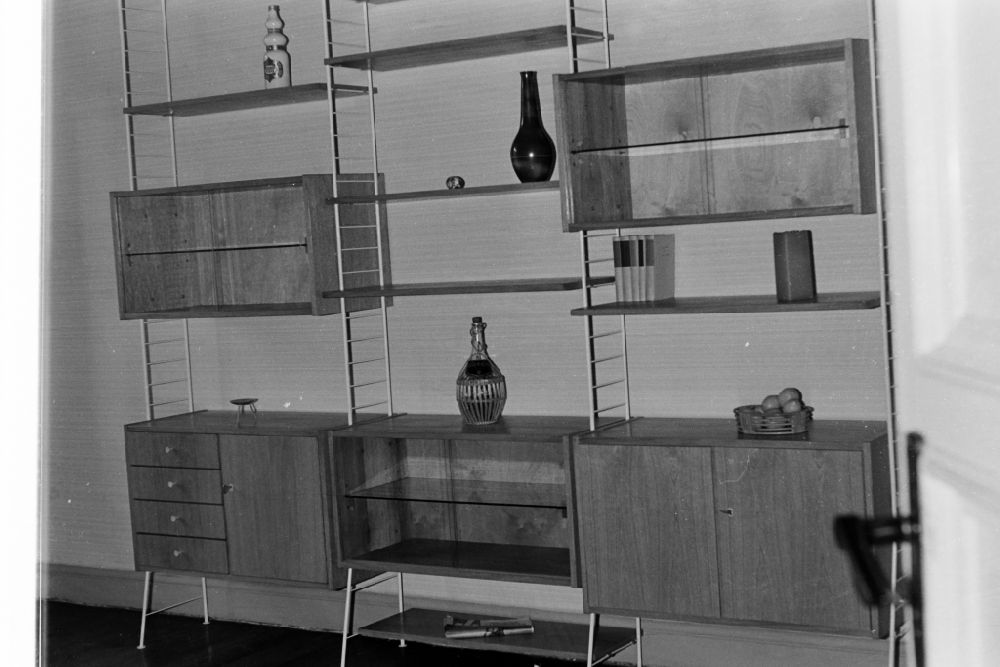 GDR image archive: Berlin - Hellerau - Ladder furniture and interior design of an apartment on Florastrasse in the Pankow district of Berlin East Berlin in the area of ??the former GDR, German Democratic Republic