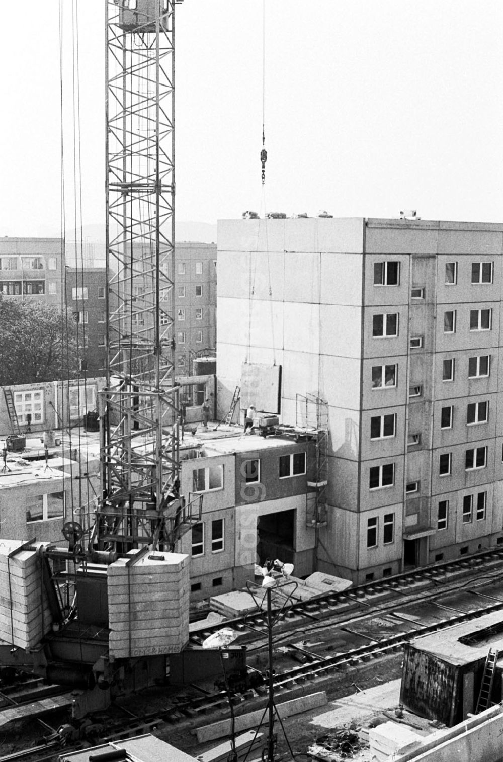 GDR photo archive: Berlin-Hellersdorf - Hellersdorf Stadtmotive - Klingenthaler Str. (Wg01) und Bauen WBK Karl-Marx-Stadtin der Kastanienallee 21.