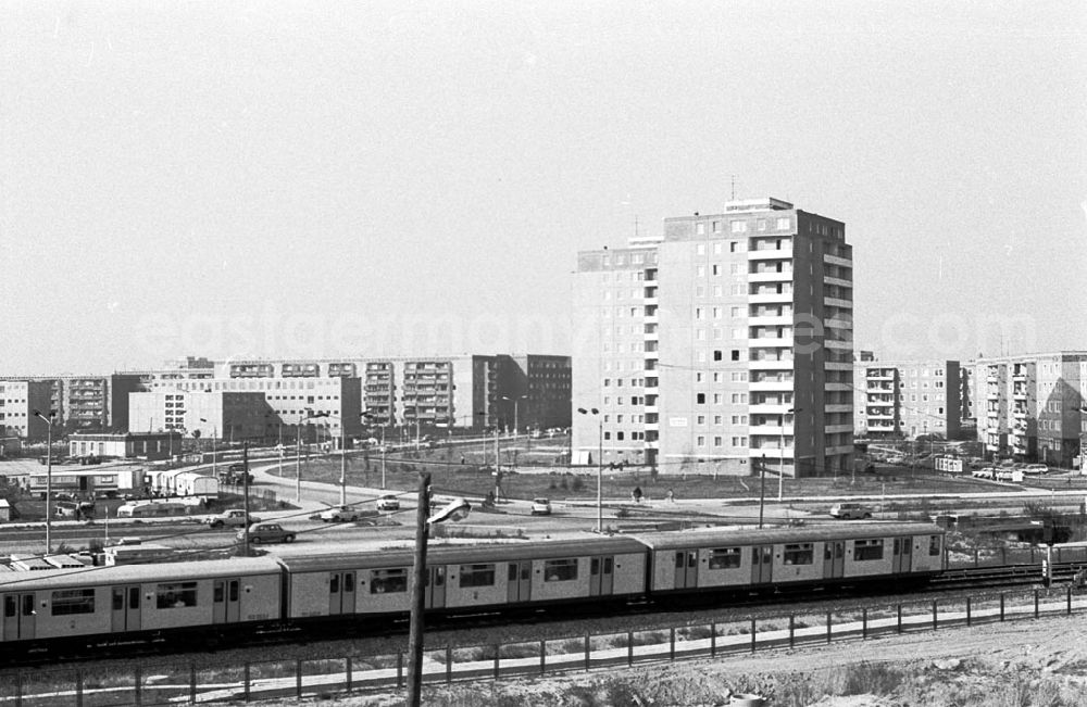 GDR image archive: Berlin-Hellersdorf - Hellersdorf Stadtmotive - Klingenthaler Str. (Wg01) und Bauen WBK Karl-Marx-Stadtin der Kastanienallee 21.