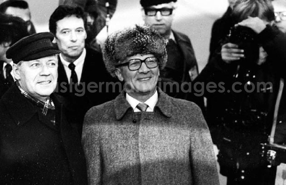 GDR photo archive: Schönefeld - Erich Honecker am Flughafen bei der Ankunft von Bundeskanzler. Helmut Schmidt.