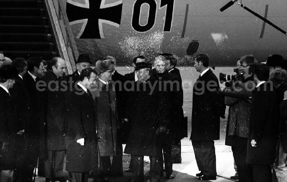 GDR image archive: Schönefeld - Erich Honecker am Flughafen bei der Ankunft von Bundeskanzler. Helmut Schmidt.