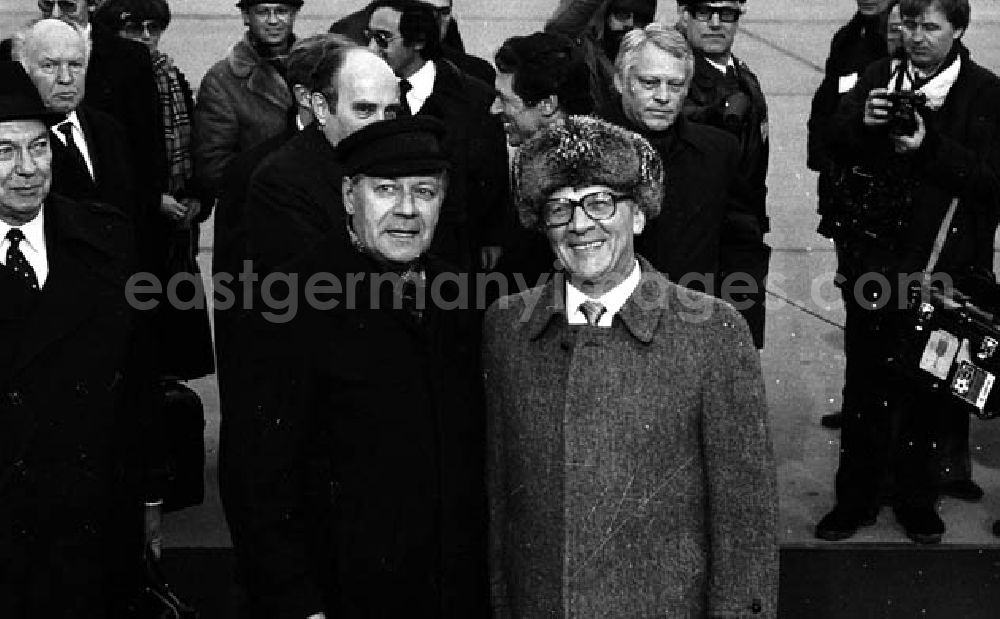 GDR picture archive: Schönefeld - Erich Honecker am Flughafen bei der Ankunft von Bundeskanzler. Helmut Schmidt.