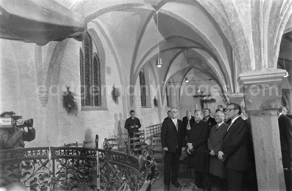 GDR photo archive: Güstrow / Mecklenburg-Vorpommern - Helmut Schmidt und Erich Honecker besichtigen in der Winterkapelle im Dom von Güstrow (Mecklenburg-Vorpommern), eine Nachbildung von Barlachs Plastik Die Schwebende.