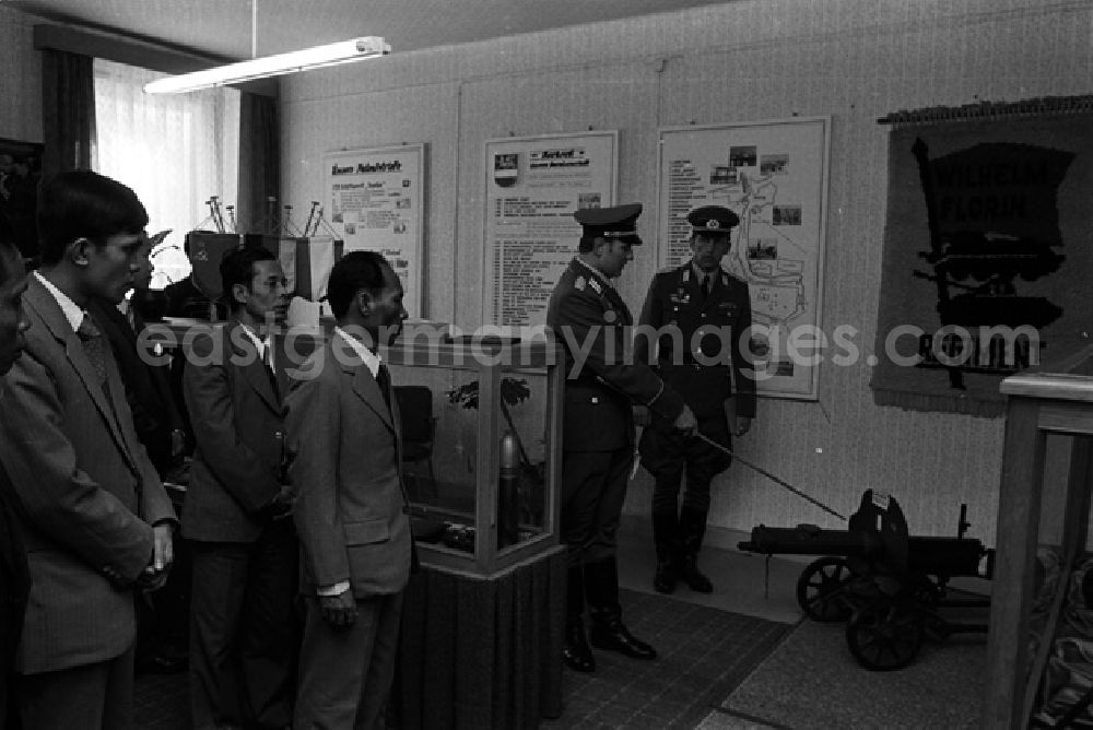 GDR image archive: Rostok - Heng Somrin (Kambodscha) besucht Soldaten im Rostok. (355A)